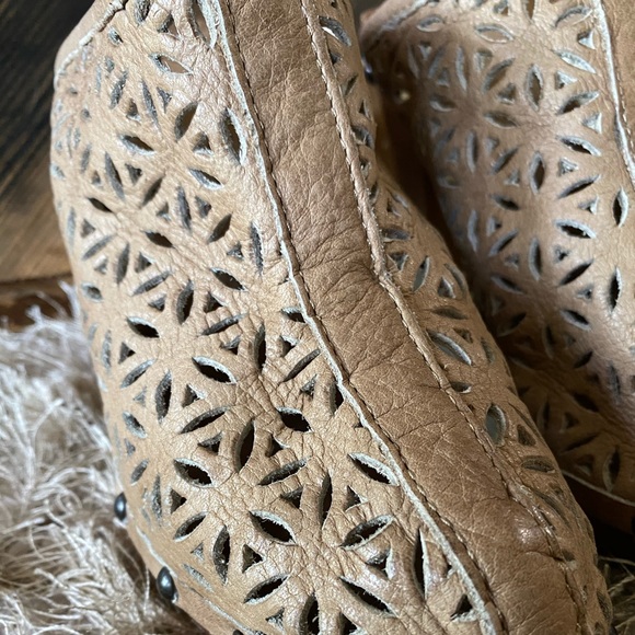 Ann Tuil Stella Perforated Leather Wood Heel Slip On Mules Size 7 - Picture 2 of 9